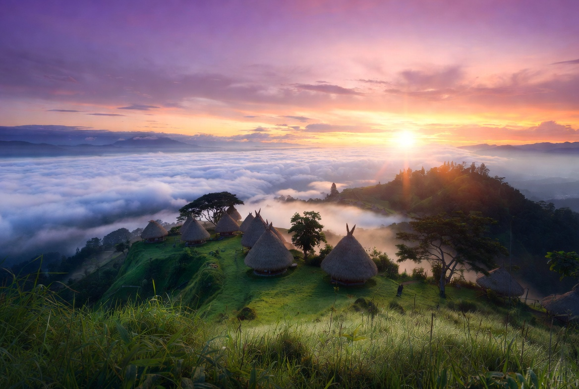 Pagi di Atas Awan: Menyapa Matahari Terbit dari Desa Wae Rebo