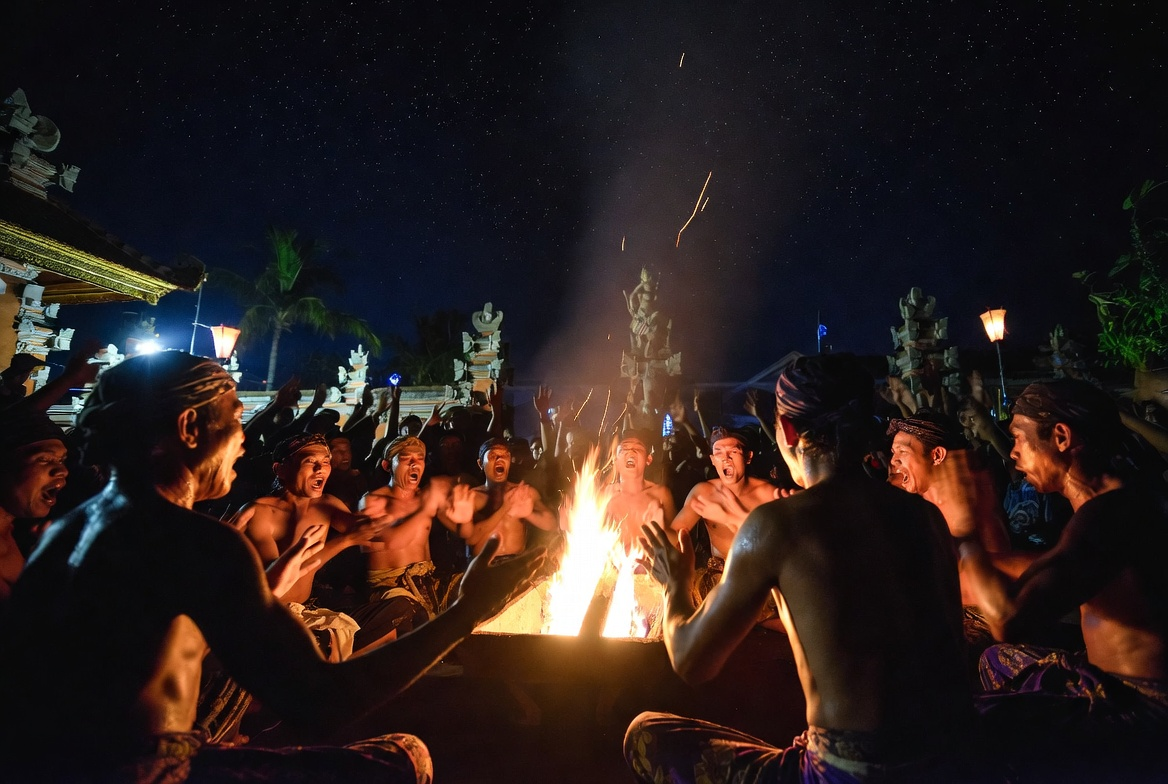 Tari Kecak di Desa Batubulan: Api, Suara, dan Doa dalam Satu Gerakan